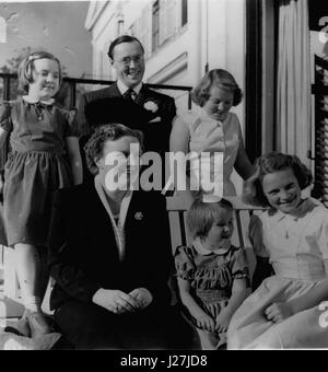 Maggio 04, 1954 - Regina Juliana dei Paesi Bassi si prepara per la visita in Gran Bretagna.: mostra fotografica di un felice studio della famiglia reale olandese - in preparazione per la prossima visita in Gran Bretagna di H.M. Regina Juliana - che è quello di ricevere la libertà onorario di carpentieri e società a partecipare a una sfilata di Royal Sussex reggimento. Regina Juliana è visto di fronte con la sua figlia più giovane principessa Marijke; e la principessa Irene e il loro padre Prince Bernhard è visto dietro con a sinistra la principessa Margaret e sulla destra Crown Princess Beatrix (credito Immagine: © Keystone Press Agency/Keystone USA via ZUMAPR Foto Stock