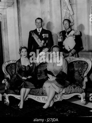 Apr. 26, 1954 - Danish Royal visita nei Paesi Bassi.: Re Frederik e Regina Ingrid di Danimarca, sono arrivati in Olanda su una tre giorni di visita di Stato. Sono stati accolti al loro arrivo dalla Regina Juliana e Prince Bernhard e condotti al palazzo reale di Amsterdam. La foto mostra una foto scattata nel Palazzo Reale di Re Frederik e Regina Ingrid con i loro eserciti Regina Juliana e Prince Bernhard. (Credito Immagine: © Keystone Press Agency/Keystone USA via ZUMAPRESS.com) Foto Stock