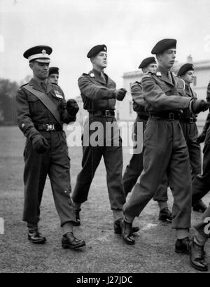 Febbraio 11, 1954 - sovrano sovietica's Parade a RMA Sandhurst: il sovrano's Parade all'accademia militare reale Sandhurst, è stata presa da un maresciallo di campo conte Alexander di Tunisi, Ministro della difesa, oggi. Foto mostra il Duca di Kent che è nell'Anzio Azienda a Sadhurst visto sulla destra, marciando con l'azienda. (Credito Immagine: © Keystone Press Agency/Keystone USA via ZUMAPRESS.com) Foto Stock