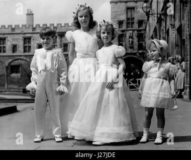 Giugno 26, 1953 - Società matrimonio a Oxford, Lady Rosmarino Spencer Churchill si sposi; la regina Elisabetta la regina madre e la principessa Margaret erano tra gli ospiti che hanno partecipato a questo pomeriggio di nozze presso la cattedrale di Christ Church, Oxford tra Lady Rosmarino Spencer Churchill, 23 anni, figlia di il Duca e la duchessa di Marlborough, e sig. Robin Muir, 28 anno città vecchia conference-bridge. Ci sono stati 12 assistenti nuziale. Mostra fotografica di Nicholas Soames, Serena Russell e Mimmi Russell, figlie di Lady Russell, tre piccoli assistenti nuziale visto con Alexandra Russell, 4 anni, sorella di Mimmi e Serena Foto Stock