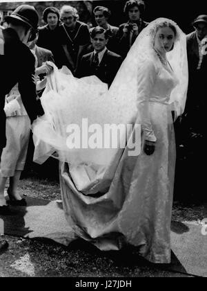 Lug. 07, 1953 - ROYAL GLI OSPITI DI NOZZE PAESE.poliziotto organizza la sposa del treno. La regina madre e la principessa Margaret erano tra gli ospiti di nozze questo pomeriggio al St. Mary's Hambeldon, della HON. LAURA SMITH di 21 anni, figlia di Lord e Lady Hambeldon e il sig. MICHAEL BRAND 28 enne figlio di Lady Rosabelle marca. KEYSTONE foto mostra: un punto di assistenza per organizzare la sposa del treno - da un poliziotto come la sposa è arrivata per il matrimonio di questo pomeriggio. (Credito Immagine: © Keystone Press Agency/Keystone USA via ZUMAPRESS.com) Foto Stock