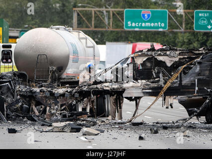 Los Angeles, Stati Uniti d'America. Xxv Aprile, 2017. Un poliziotto lavora presso la scena dopo un multi-veicolo si è schiantato su una superstrada vicino al Griffith Park di Los Angeles, Stati Uniti, 25 aprile 2017. Un fiery crash che coinvolgono due grandi trivelle e più veicoli passeggeri a sinistra di una persona morta e altri nove feriti, e forzato la chiusura del Golden State (5) Freeway in entrambe le direzioni Credito: Zhao Hanrong/Xinhua/Alamy Live News Foto Stock