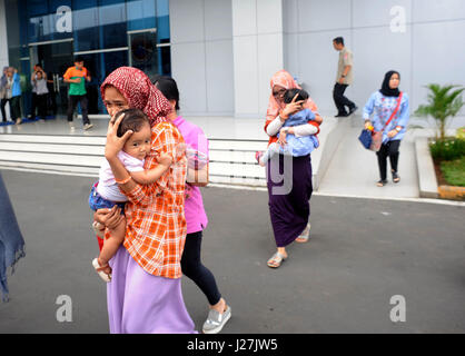 Jakarta, Indonesia. 26 apr, 2017. Le persone partecipano in un drill incendio detenute dall Indonesia National Disaster Management Authority (BNPB) durante la catastrofe nazionale il giorno di preparazione di Jakarta, Indonesia. Aprile 26, 2017. Nazionali di preparazione alle situazioni di emergenza giorno è commemorato ogni 26 Aprile in Indonesia. Credito: Agung Kuncahya B./Xinhua/Alamy Live News Foto Stock