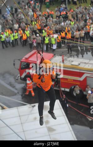 Jakarta, Indonesia. 26 apr, 2017. Salvataggio i membri partecipano a un trapano detenute dall Indonesia National Disaster Management Authority (BNPB) durante la catastrofe nazionale il giorno di preparazione di Jakarta, Indonesia. Aprile 26, 2017. Nazionali di preparazione alle situazioni di emergenza giorno è commemorato ogni 26 Aprile in Indonesia. Credito: Zulkarnain/Xinhua/Alamy Live News Foto Stock