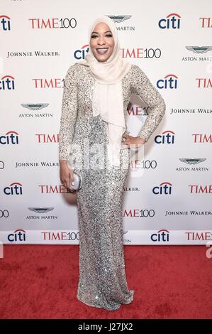 New York, NY, STATI UNITI D'AMERICA. Xxv Aprile, 2017. Ibtihaj Muhammad presso gli arrivi per tempo 100 Cena di Gala 2017 Jazz presso il Lincoln Center di Frederick P. Rose Hall di New York, NY Aprile 25, 2017. Credito: Steven Ferdman/Everett raccolta/Alamy Live News Foto Stock