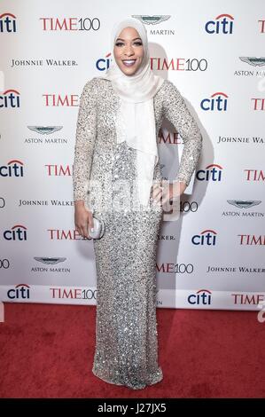 New York, NY, STATI UNITI D'AMERICA. Xxv Aprile, 2017. Ibtihaj Muhammad presso gli arrivi per tempo 100 Cena di Gala 2017 Jazz presso il Lincoln Center di Frederick P. Rose Hall di New York, NY Aprile 25, 2017. Credito: Steven Ferdman/Everett raccolta/Alamy Live News Foto Stock