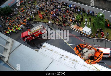 Jakarta, Indonesia. 26 apr, 2017. Salvataggio i membri partecipano a un trapano detenute dall Indonesia National Disaster Management Authority (BNPB) durante la catastrofe nazionale il giorno di preparazione di Jakarta, Indonesia. Aprile 26, 2017. Nazionali di preparazione alle situazioni di emergenza giorno è commemorato ogni 26 Aprile in Indonesia. Credito: Zulkarnain/Xinhua/Alamy Live News Foto Stock