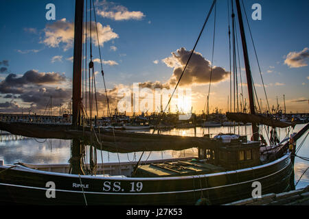 Newlyn, Cornwall, Regno Unito. Il 26 aprile 2017. Regno Unito Meteo. Un soleggiato per iniziare la giornata per la flotta da pesca al Porto di Newlyn, con venti in meno rispetto a ieri e abbondanza di sole presto. Credito: Simon Maycock/Alamy Live News Foto Stock