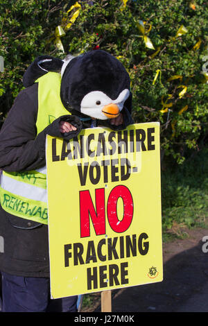 Westby-By-Plumpton, Blackpool, Regno Unito. 26 apr, 2017. Il Fracking Fylde. Preston New Road fracking stradale protesta per mostrare il loro sostegno per le comunità lotta fracking in Lancashire. Oltre una cinquantina di persone sono attese al sito in posa con striscioni di supporto energia verde e la campagna per un milione di posti di lavoro del clima. La Cuadrilla nel sito della Fylde è stato colpito da quotidiane proteste poiché il lavoro iniziato nel mese di gennaio, e residenti hanno promesso di continuare a protestare presso il sito, con foratura prevista per i prossimi mesi. Credito: MediaWorldImages/Alamy Live News Foto Stock