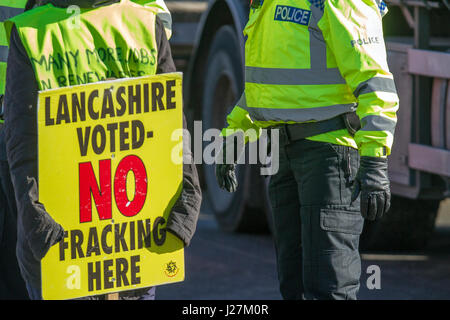 Westby-By-Plumpton, Blackpool, Regno Unito. 26 apr, 2017. Il Fracking Fylde. Preston New Road fracking stradale protesta per mostrare il loro sostegno per le comunità lotta fracking in Lancashire. Oltre una cinquantina di persone sono attese al sito in posa con striscioni di supporto energia verde e la campagna per un milione di posti di lavoro del clima. La Cuadrilla nel sito della Fylde è stato colpito da quotidiane proteste poiché il lavoro iniziato nel mese di gennaio, e residenti hanno promesso di continuare a protestare presso il sito, con foratura prevista per i prossimi mesi. Credito: MediaWorldImages/Alamy Live News Foto Stock