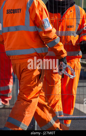 Westby-By-Plumpton, Blackpool, Regno Unito. 26 apr, 2017. Il Fracking Fylde. Preston New Road fracking stradale protesta per mostrare il loro sostegno per le comunità lotta fracking in Lancashire. Oltre una cinquantina di persone sono attese al sito in posa con striscioni di supporto energia verde e la campagna per un milione di posti di lavoro del clima. La Cuadrilla nel sito della Fylde è stato colpito da quotidiane proteste poiché il lavoro iniziato nel mese di gennaio, e residenti hanno promesso di continuare a protestare presso il sito, con foratura prevista per i prossimi mesi. Credito: MediaWorldImages/Alamy Live News Foto Stock