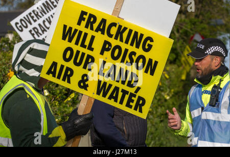 Westby-By-Plumpton, Blackpool, Regno Unito. 26 apr, 2017. Il Fracking Fylde. Preston New Road fracking stradale protesta per mostrare il loro sostegno per le comunità lotta fracking in Lancashire. Oltre una cinquantina di persone sono attese al sito in posa con striscioni di supporto energia verde e la campagna per un milione di posti di lavoro del clima. La Cuadrilla nel sito della Fylde è stato colpito da quotidiane proteste poiché il lavoro iniziato nel mese di gennaio, e residenti hanno promesso di continuare a protestare presso il sito, con foratura prevista per i prossimi mesi. Credito: MediaWorldImages/Alamy Live News Foto Stock