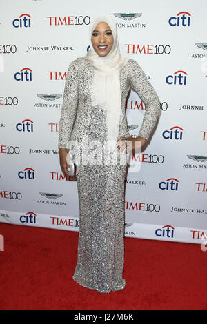 New York, Stati Uniti d'America. Xxv Aprile, 2017. Ibtihaj Muhammad assiste il tempo 100 Gala a Frederick P. Rose Hall il 25 aprile 2017 a New York City. Credito: Debby Wong/Alamy Live News Foto Stock