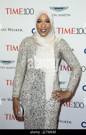 New York, Stati Uniti d'America. Xxv Aprile, 2017. Ibtihaj Muhammad assiste il tempo 100 Gala a Frederick P. Rose Hall il 25 aprile 2017 a New York City. Credito: Debby Wong/Alamy Live News Foto Stock