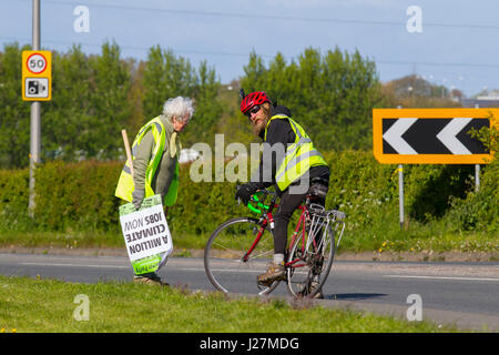 Westby-By-Plumpton, Blackpool, Regno Unito. 26 apr, 2017. Ann Potenza a piedi circa un miglio a Preston New Road fracking stradale protesta per mostrare il loro sostegno per le comunità lotta fracking in Lancashire. Oltre una cinquantina di persone sono attese al sito in posa con striscioni di supporto energia verde e la campagna per un milione di posti di lavoro del clima. La Cuadrilla nel sito della Fylde è stato colpito da quotidiane proteste poiché il lavoro è iniziato nel gennaio del. Insegnante in pensione Anne Power 71, è un ex consigliera e un partito dei Verdi attivista che passa regolarmente alla protesta camp. MediaWorldImages/Alamy Live News Foto Stock