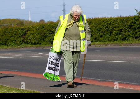 Westby-By-Plumpton, Blackpool, Regno Unito. 26 apr, 2017. Ann Potenza a piedi circa un miglio a Preston New Road fracking stradale protesta per mostrare il loro sostegno per le comunità lotta fracking in Lancashire. Oltre una cinquantina di persone sono attese al sito in posa con striscioni di supporto energia verde e la campagna per un milione di posti di lavoro del clima. La Cuadrilla nel sito della Fylde è stato colpito da quotidiane proteste poiché il lavoro è iniziato nel gennaio del. Insegnante in pensione Anne Power 71, è un ex consigliera e un partito dei Verdi attivista che passa regolarmente alla protesta camp. MediaWorldImages/Alamy Live News Foto Stock