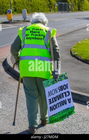 Westby-By-Plumpton, Blackpool, Regno Unito. 26 apr, 2017. Ann Potenza a piedi circa un miglio a Preston New Road fracking stradale protesta per mostrare il loro sostegno per le comunità lotta fracking in Lancashire. Oltre una cinquantina di persone sono attese al sito in posa con striscioni di supporto energia verde e la campagna per un milione di posti di lavoro del clima. La Cuadrilla nel sito della Fylde è stato colpito da quotidiane proteste poiché il lavoro è iniziato nel gennaio del. Insegnante in pensione Anne Power 71, è un ex consigliera e un partito dei Verdi attivista che passa regolarmente alla protesta camp. MediaWorldImages/Alamy Live News Foto Stock