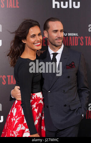 Los Angeles, Stati Uniti d'America. Xxv Aprile, 2017. Maria Dolores Dieguez e Joseph Fiennes arriva a Hulu è la serva del racconto di Premiere presso la plafoniera ArcLight on April 25, 2017 in Hollywood, la California. Credito: la foto di accesso/Alamy Live News Foto Stock