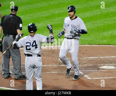 New York Yankees shorstop Derek Jeter (2) è congratulato da secondo baseman Robinson Cano (24) dopo aver segnato il primo punto nel primo inning contro i Baltimore Orioles a Rigogolo Park a Camden Yards a Baltimora, Maryland il Sabato, 8 settembre 2012. .Credito: Ron Sachs / CNP.(restrizione: NO New York o New Jersey o giornali quotidiani nel raggio di 75 miglia da New York City) - nessun filo SERVICE - foto: Ron Sachs/consolidato Notizie Foto/Ron Sachs - CNP Foto Stock