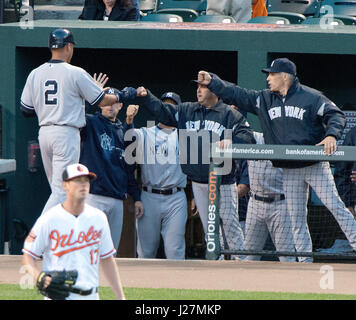 New York Yankees shorstop Derek Jeter (2) si congratula con i suoi compagni di squadra dopo aver segnato su un marchio Teixeira (25) unica nel primo ining contro i Baltimore Orioles a Rigogolo Park a Camden Yards a Baltimora, MD su Lunedi, 9 aprile 2012..Credit: Ron Sachs / CNP.(restrizione: NO New York o New Jersey o giornali quotidiani nel raggio di 75 miglia da New York City) - nessun filo SERVICE - foto: Ron Sachs/consolidato Notizie Foto/Ron Sachs - CNP Foto Stock