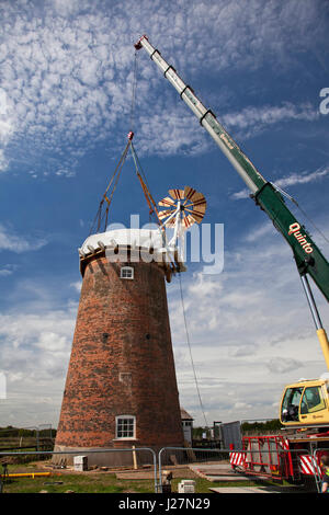 Norfolk Broads, UK. 16 Maggio, 2017. Un iconico punto di riferimento sul Norfolk Broads, Mulino Horsey Windpump, ottiene il suo cappuccio torna in posizione dopo un anno di lavori di restauro. Si spera che l'iconico punto di riferimento, costruita nel 1912 per sostituire un danneggiamento del XIX secolo mill, avrà le sue vele indietro nel luogo più tardi di questa estate. Credito: Adrian Buck/Alamy Live News Foto Stock