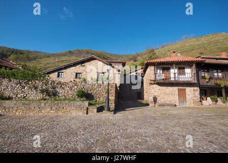 Barcena Mayor village, le tipiche case in pietra in Cantabria, Spagna. Foto Stock