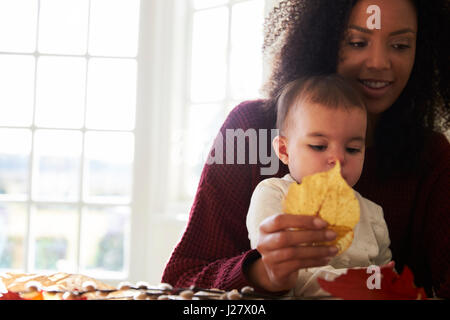 Madre e figlia rendendo autunno decorazione a casa Foto Stock