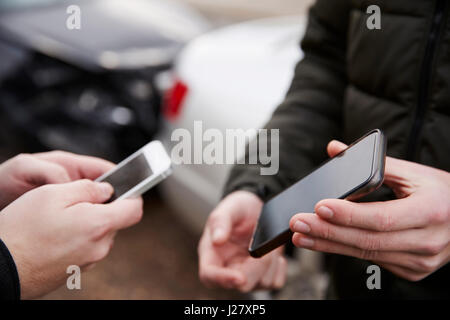 Due driver scambiando i dettagli di assicurazione dopo incidente di automobile Foto Stock