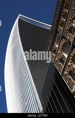 20 Fenchurch Street è un grattacielo commerciale di Londra che prende il nome dal suo indirizzo su Fenchurch Street, nel centro storico della città di Londra il quartiere finanziario. È stato soprannominato il walkie talkie a causa della sua forma caratteristica. La costruzione è stata completata nella primavera del 2014, e il top-piano sky garden è stato inaugurato nel gennaio 2015. Il 34 piani 160 m 525 piedi di altezza, rendendo il sesto edificio più alto della città di Londra e la dodicesima più alti in London, England, Regno Unito. Foto Stock