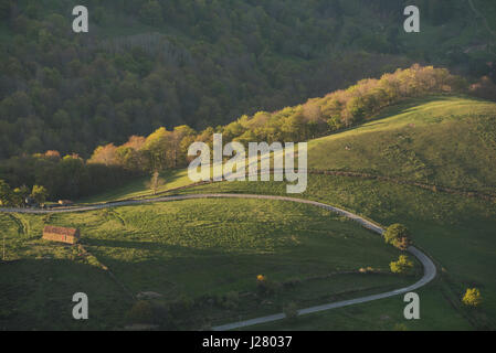 Scenic tramonto nelle campagne della valle di Cantabria, Spagna. Foto Stock