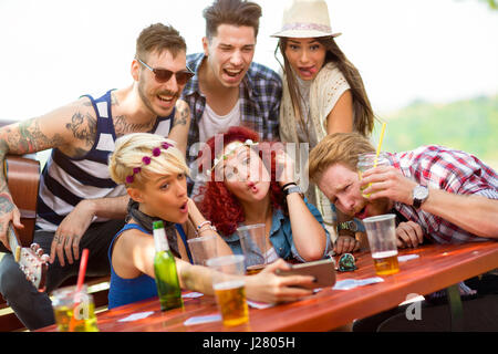 Crazy ragazzi nella foresta ingannare intorno mentre si fotografa selfie Foto Stock