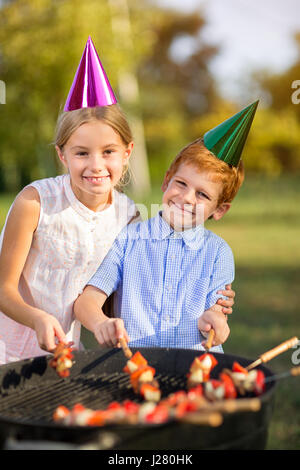 Felice bambini che si divertono nel parco Foto Stock