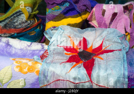 Tessuti colorati da materiali naturali adatti per lo sfondo Foto Stock