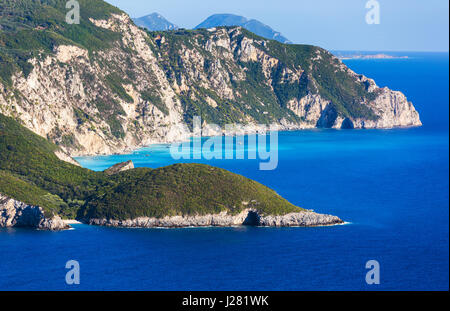 La splendida natura di Corfù vista Da Paleokastritsa, Grecia. Foto Stock