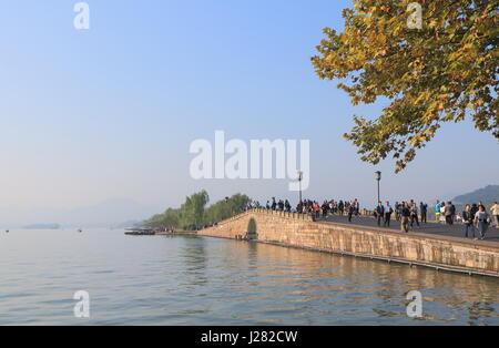 La gente visita ponte rotto nel West Lake in Hangzhou Cina. Foto Stock