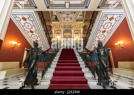 Corfù, Grecia - 20 agosto 2015: l'ingresso principale nel palazzo Achilleion dell'imperatrice Elisabetta d'Austria. Corfù, Grecia. Foto Stock