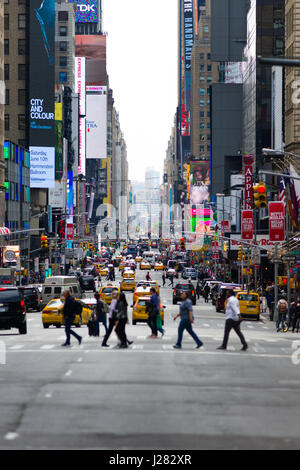 New York 7th Avenue guardando verso Times Square con pedoni che attraversano, Manhattan, New York, Stati Uniti d'America Foto Stock