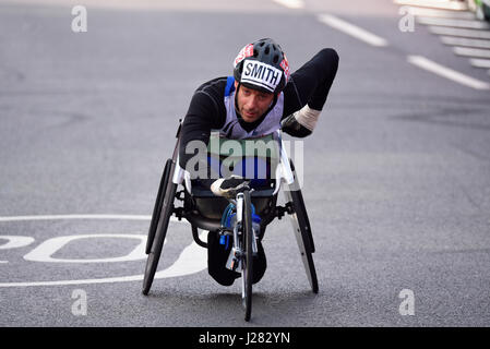 John 'Johnboy' Smith corre nella Virgin London Marathon del 2017 dopo aver attraversato il Tower Bridge e lungo la Torre di Londra, Regno Unito Foto Stock