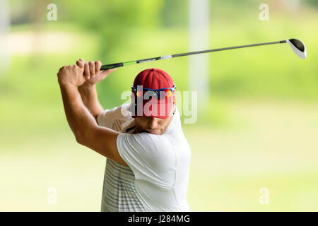 Close-up di uomo giocando a golf Foto Stock