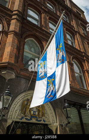 Blu e bianco crested bandiera fuori sede della Venerabile compagnia di sego Chandlers (sego Chandlers Company), Dowgate Hill, London EC4 Foto Stock