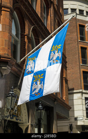 Blu e bianco crested bandiera fuori sede della Venerabile compagnia di sego Chandlers (sego Chandlers Company), Dowgate Hill, London EC4 Foto Stock