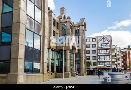 Sede del wealth management gruppo Old Mutual, Millennium Bridge House, 2 Lambeth Hill, Londra EC4V, da Riverside Walk, London EC4 Foto Stock