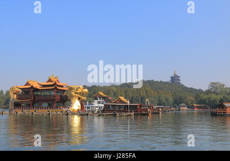 Dragon barca ormeggiata in West Lake in Hangzhou Cina. Foto Stock