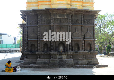 Parete laterale posteriore di Shri Wagheshwar tempio di Shiva, Wagholi di Pune, Maharashtra, India Foto Stock