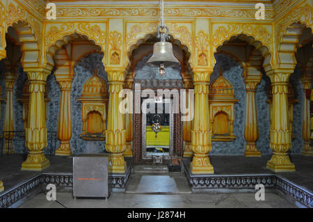 All'interno di pilastri di Shri Wagheshwar tempio di Shiva, Wagholi di Pune, Maharashtra, India Foto Stock