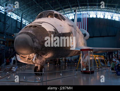 La navetta spaziale Discovery in James S. McDonnell spazio hangar di Steven F. Udvar-Hazy Center, lo Smithsonian National Air & Space Museum's Foto Stock