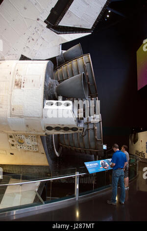 I turisti visualizza i motori della navetta spaziale Atlantis, visualizzata al Complesso Visitatori alla NASA Kennedy Space Center, Florida. Foto Stock