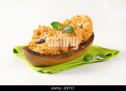 Almond crumb cookie in legno d'ulivo barca-ciotola sagomata Foto Stock