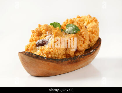 Almond crumb cookie in legno d'ulivo barca-ciotola sagomata Foto Stock