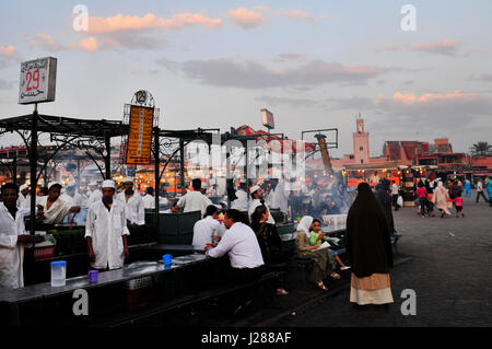 DFood bancarelle nel coloratissimo mercato notturno in Djema El Fna sq. in Marrakech, Marocco. Foto Stock